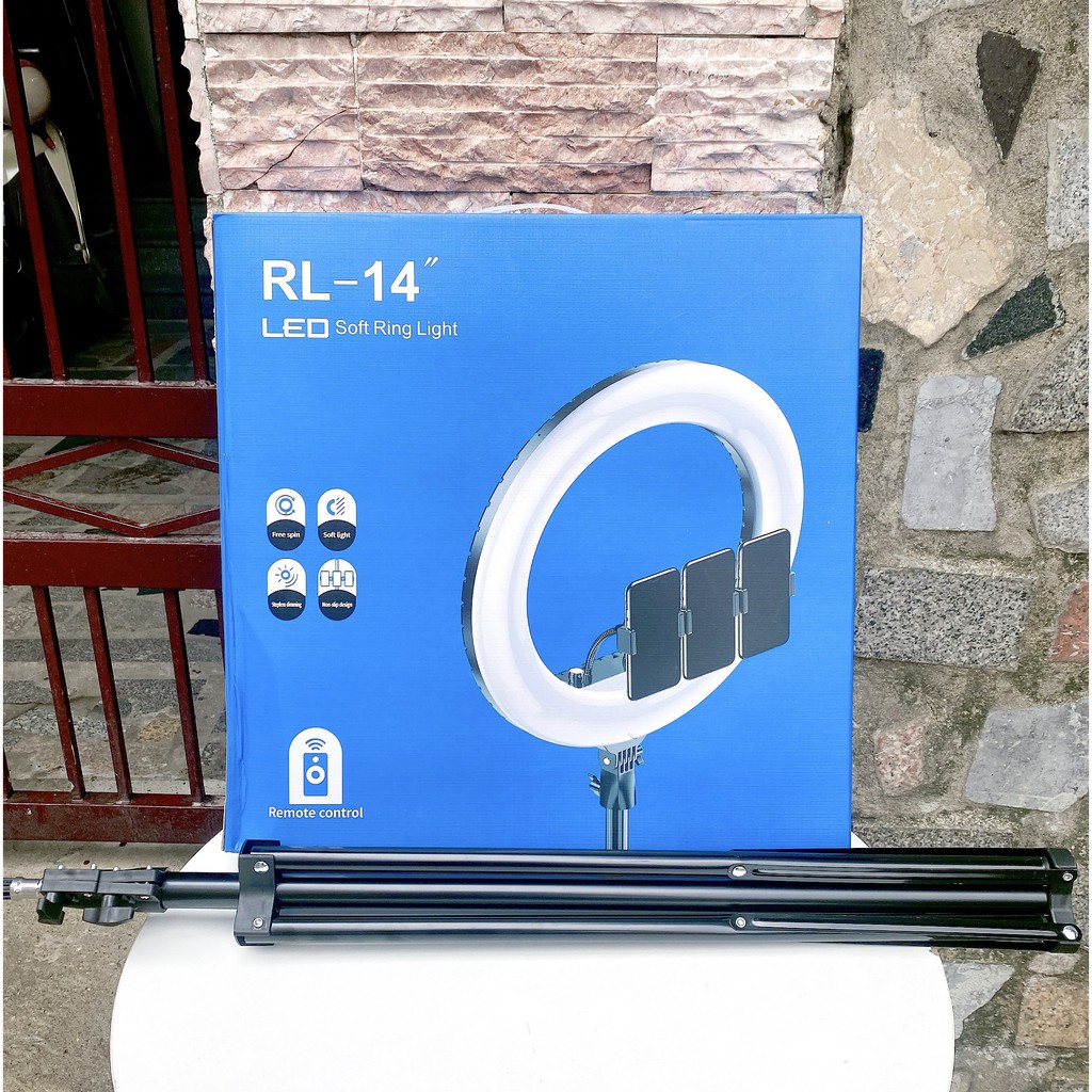 Đèn Livestream 36cm Selfiecom Hỗ trợ ánh sáng bán hàng online, quay tiktok, chụp hình, v.v... Với 2 chế độ sáng , đèn có khả năng tự tản nhiệt, độ sáng >3600Lux