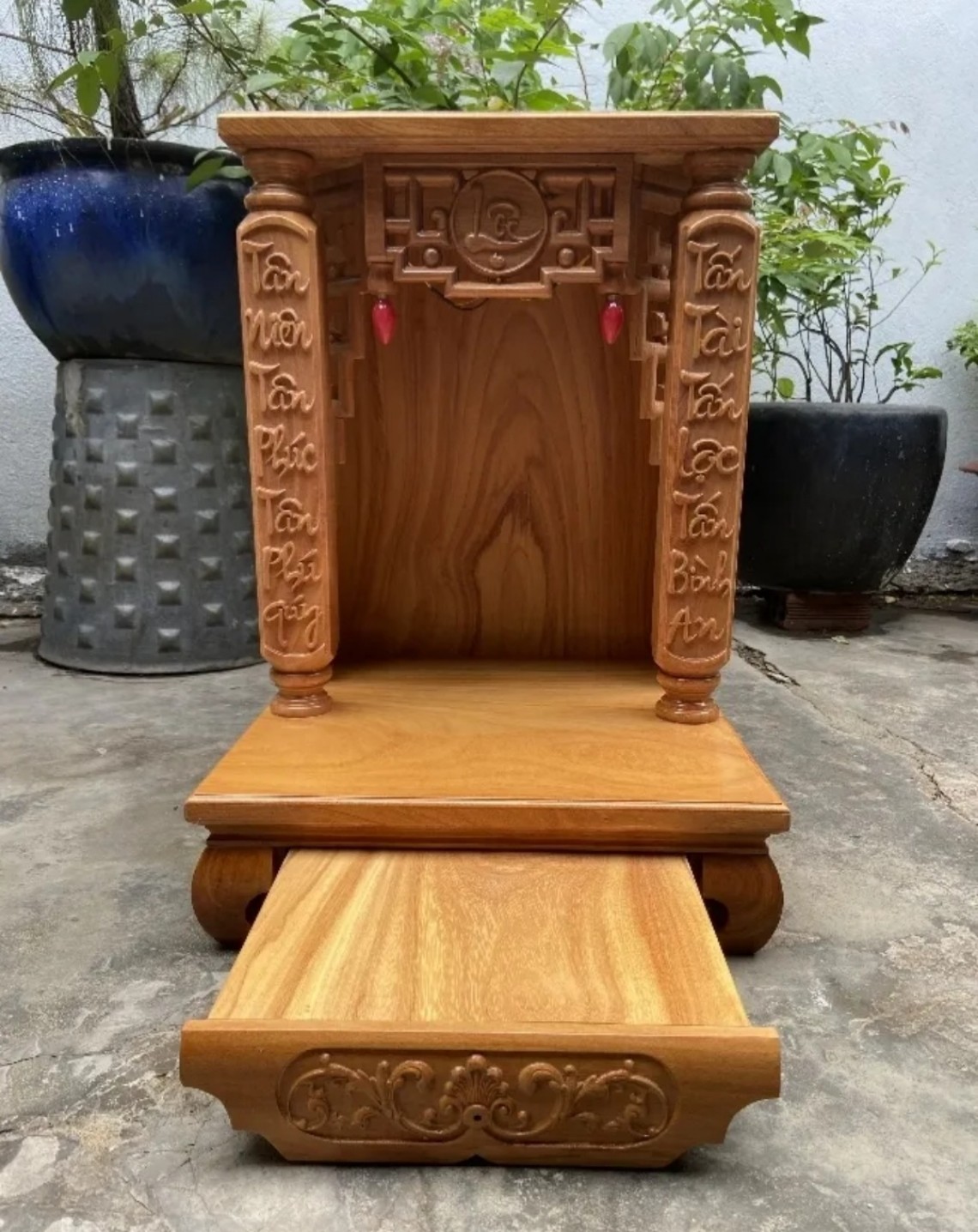 Bàn thờ thần tài ông địa cột vuông khắc chữ 48 x 68 cm