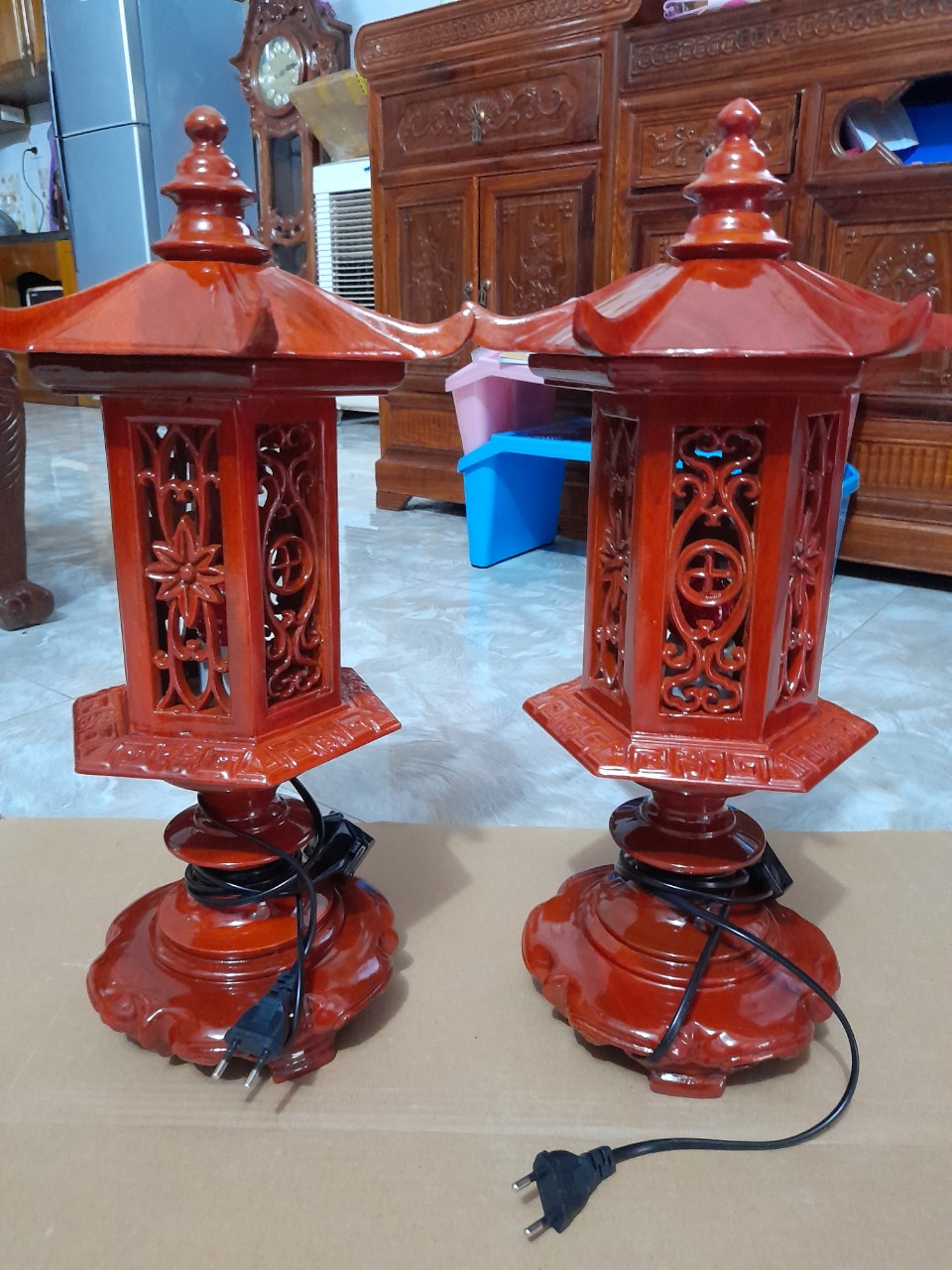 Cặp đèn thờ lục lăng mái chùa gỗ xà cừ cao 48 cm và 56 cm