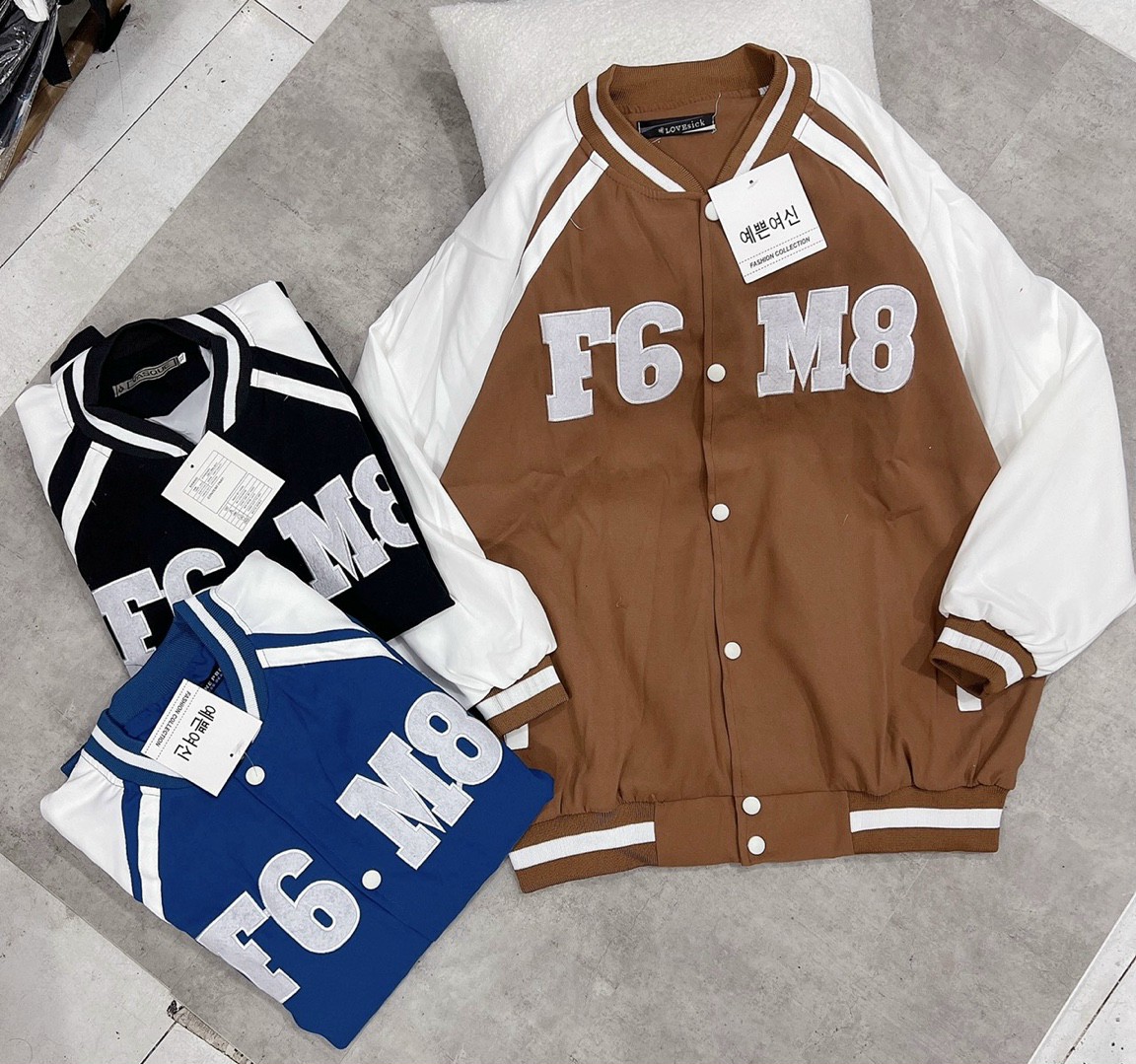 Áo khoác bomber nhung tăm cúc bấm thêu F6M8 NAM NỮ FORM RỘNG CỰC XIN Chất Nhung 2 Lớp Mềm Mịn,Logo Thêu họa tiết cá tính , Dáng Trẻ Trung hàn quốc,Kiểu Áo Đẹp thời trang Hot