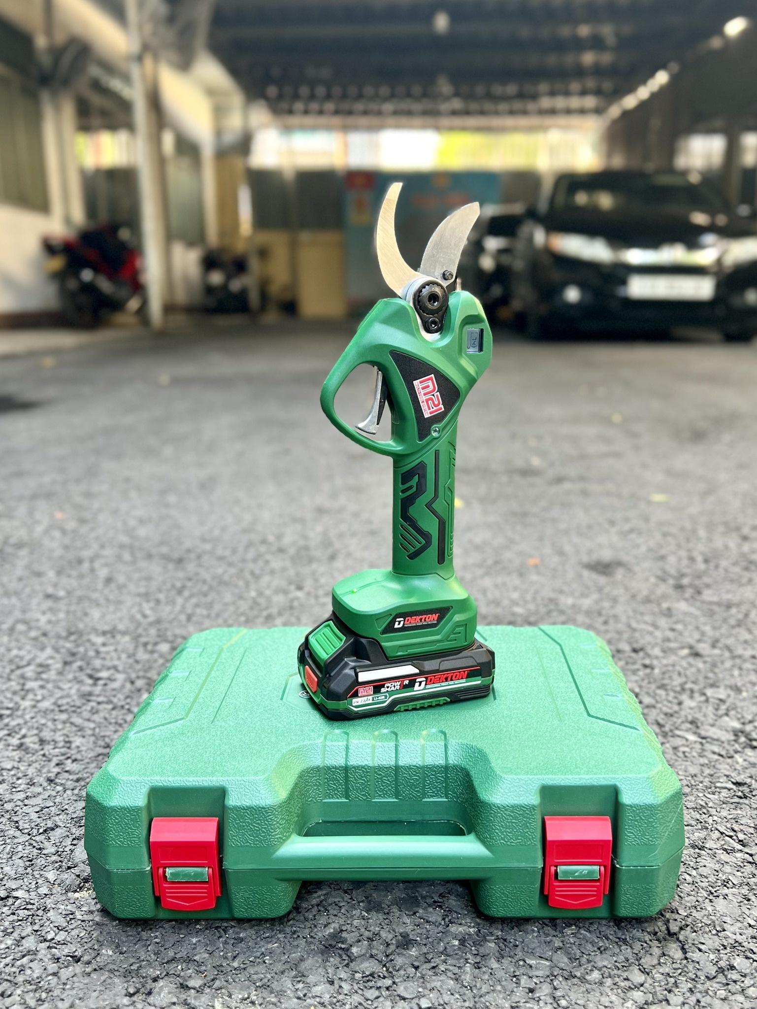 COMBO Máy cắt cành 40mm pin 21V Dekton M21-MCC40 Tặng Lưỡi cắt DK-BL40 - KM_T8 -HÀNG CHÍNH HÃNG