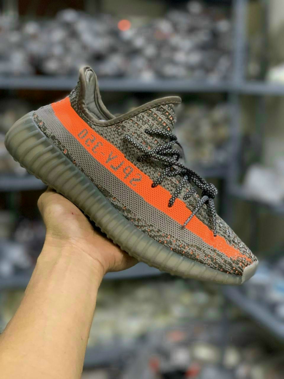 Giày thể thao, giày sneaker xám vạch cam