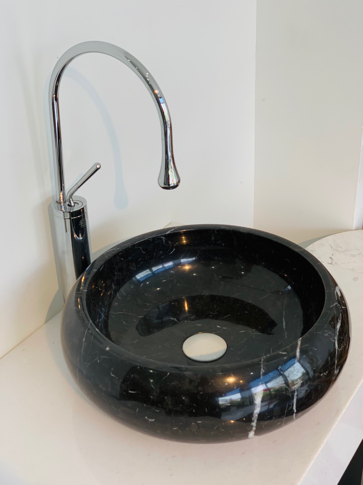 Chậu rửa mặt Lavabo đá tự nhiên - Lavabo tròn phình thân Đen Ý BST23