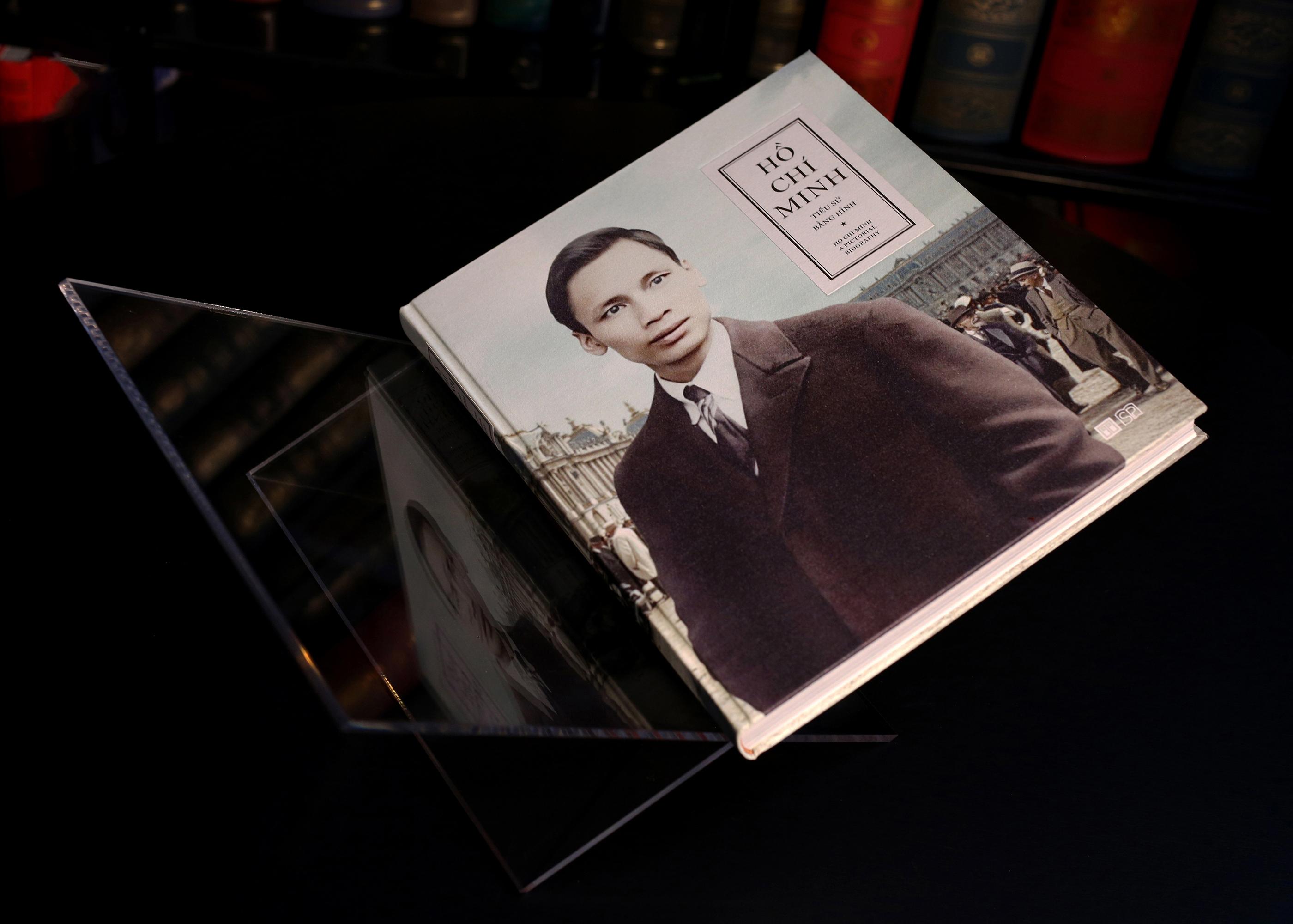 Sách - Hồ Chí Minh - Tiểu Sử Bằng Hình - Ấn Bản Giới Hạn - Bìa Vải