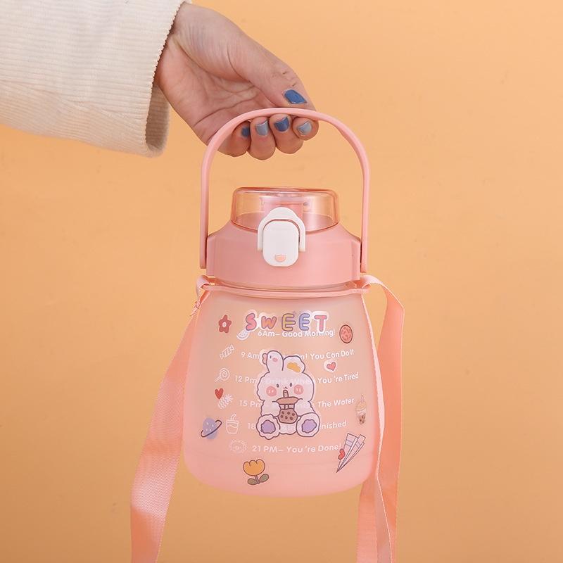 BÌNH ĐỰNG NƯỚC 1300ML DỄ THƯƠNG CÓ VẠCH BÁO NHẮC NHỞ GIỜ UỐNG NƯỚC TÍCH HỢP ỐNG HÚT VÀ DÂY ĐEO TIỆN LỢI