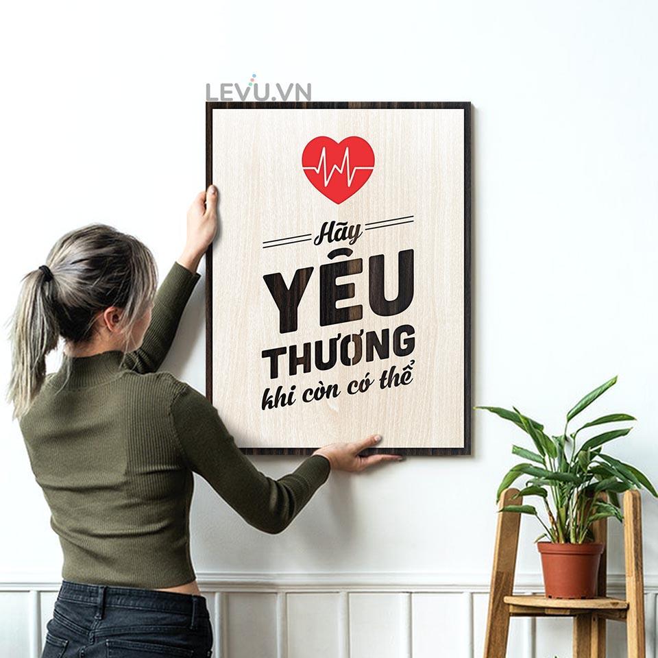 Tranh Câu Nói Hay Về Cuộc Sống LEVU LV091 "Hãy yêu thương khi còn có thể"