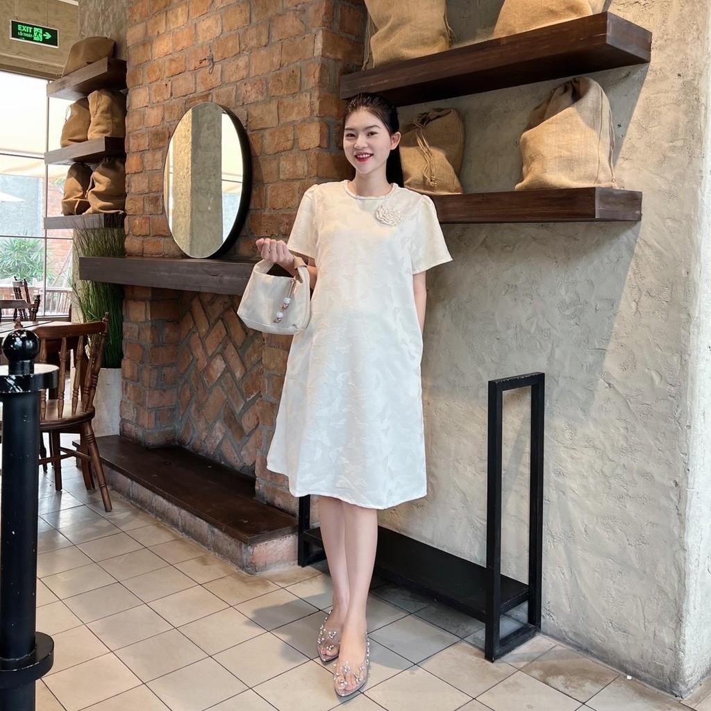 Đầm bầu dự tiệc gấm nổi hoạ tiết phối cổ đan đính bông - Hồng