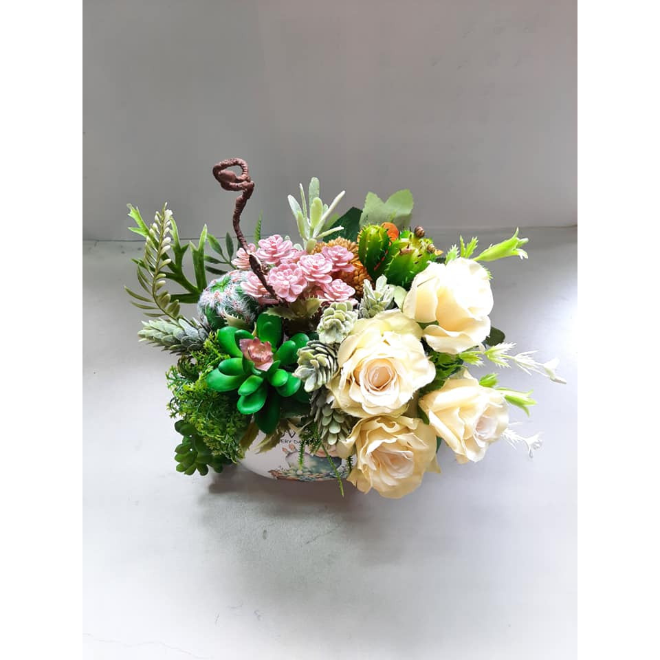 Lọ sen đá và hoa hồng