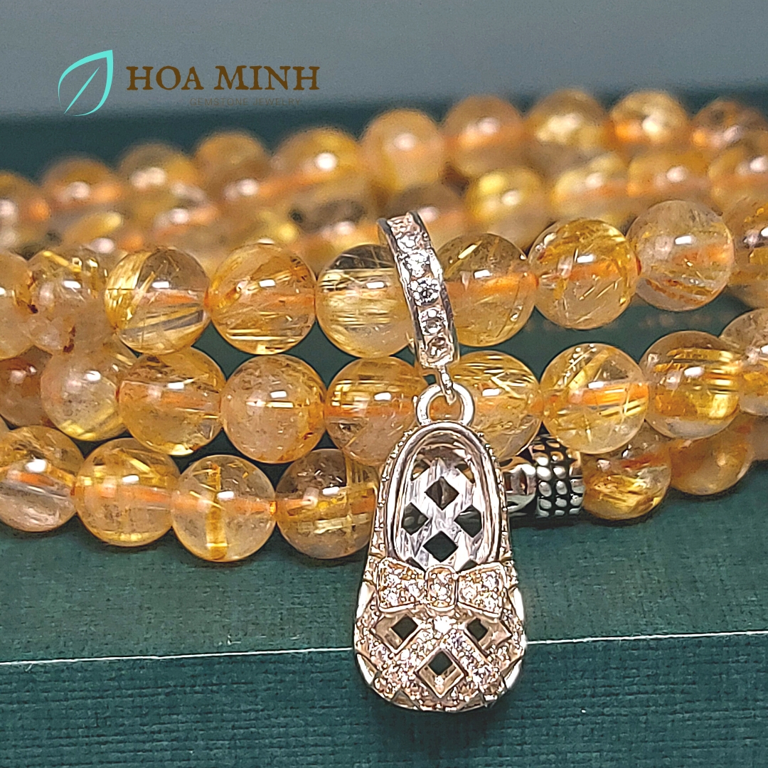 Vòng tay Thạch Anh Tóc Vàng thiên nhiên 6 li VIP quấn 3 vòng phối charm chiếc giày búp bê bạc ta chuẩn, hợp mệnh Kim Thổ