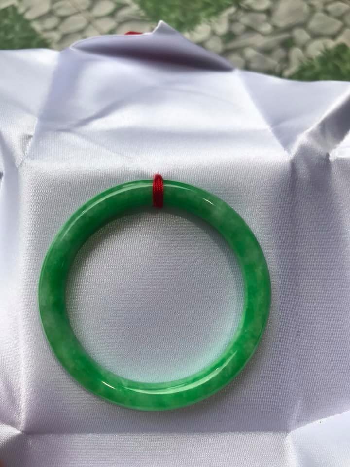 Vòng Tay Đá Cẩm Thạch Đậu Đẹp size 48mm x dầy 7mm Màu Xanh Lá Đậu Bóng Rất Là Đẹp Nữ tay nhỏ Nữ mệnh mộc hỏa thủy 35kg - 49kg đeo ạ