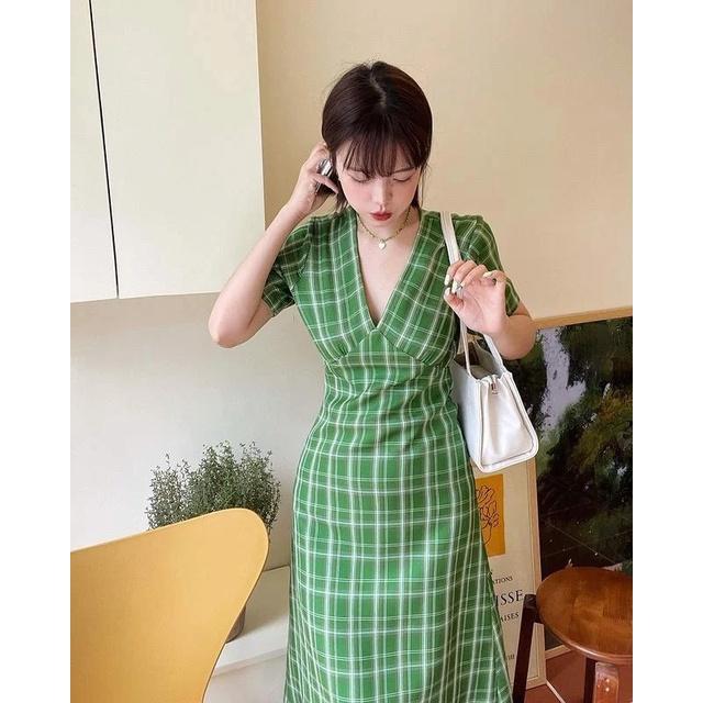 DOTTIE - Đầm midi cổ V kẻ ô nữ xanh lá D0326