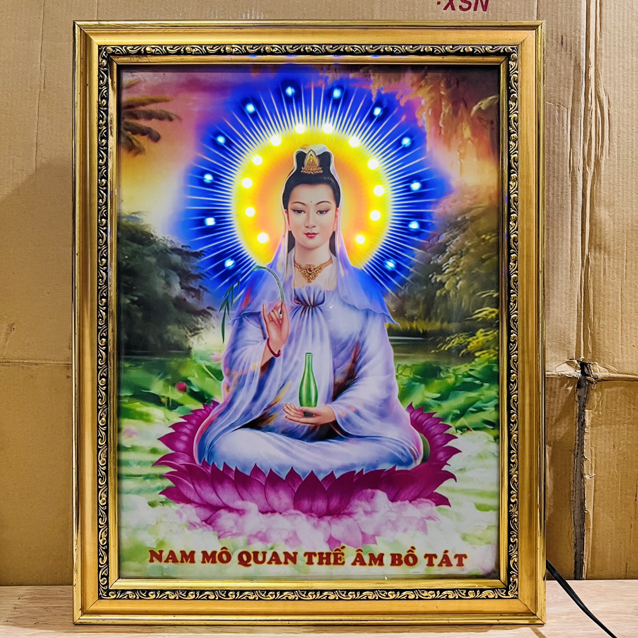 Tranh Quan Thế Âm Bồ Tát cầu bình an cho gia đình – Có đèn CAO 45CM