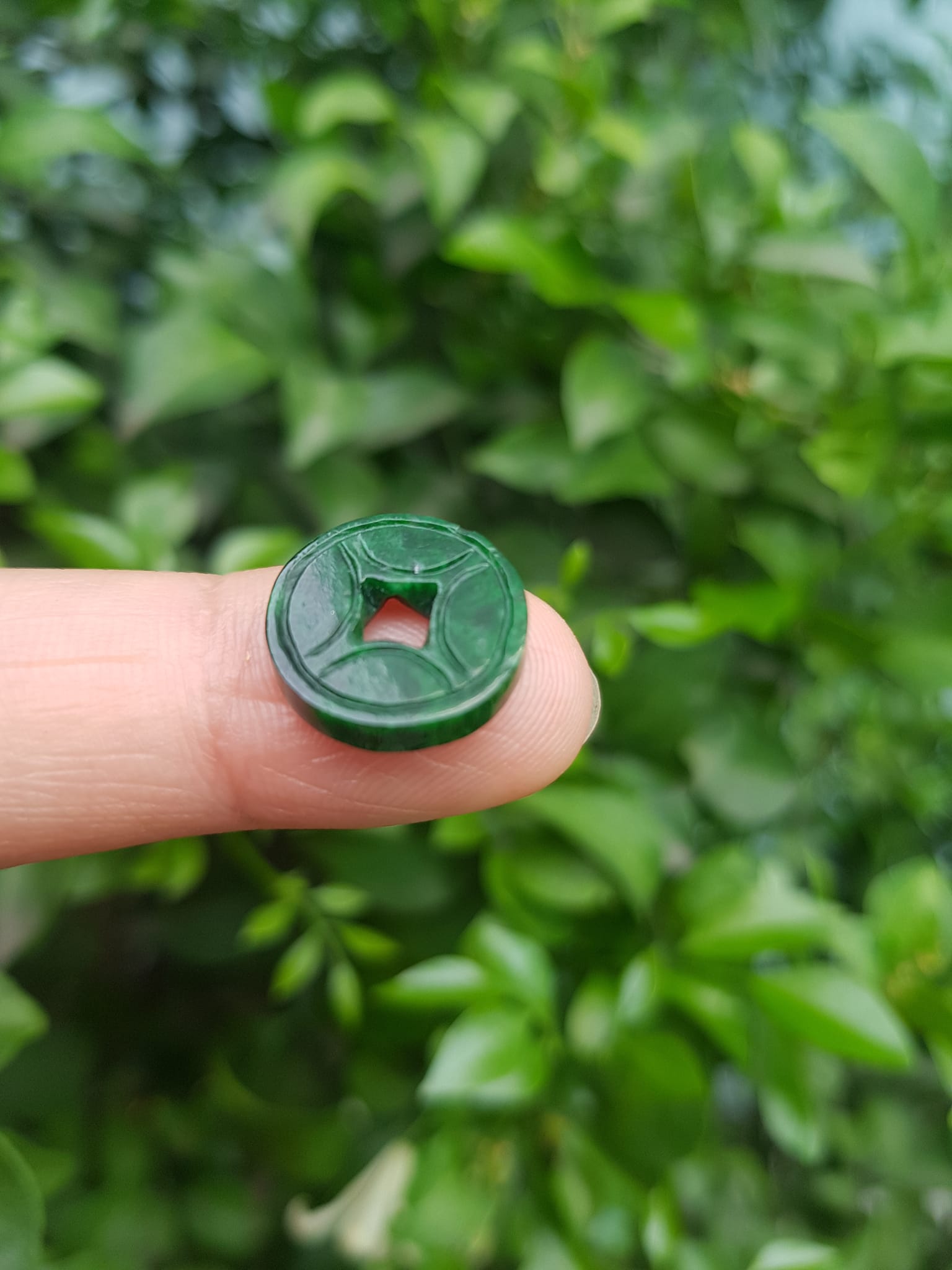 Mặt Dây Chuyền Mặt Nhẫn Đồng Tiền Mới màu Xanh Đậm Đẹp Đá Cẩm thạch xanh tự nhiên  Size nhỏ vừa đk 13,5mm x dầy 3mm  Nữ bọc vàng lên đeo đẹp lắm rất ý nghĩa đồng tiền may mắn tài lộc ạ