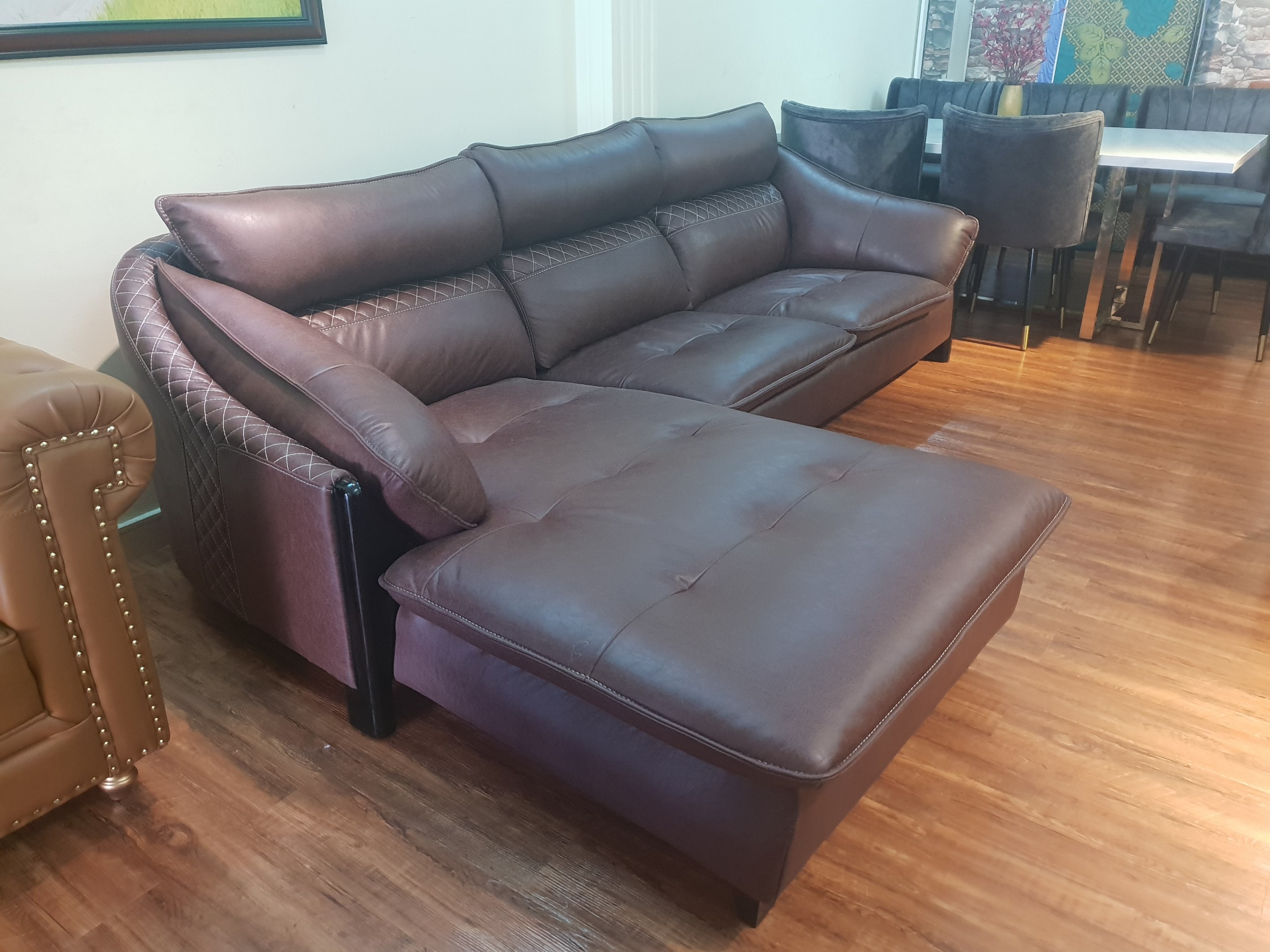 Bộ ghế sofa sang trọng cho phòng khách chữ L_Ghế màu nâu_Size 2700 x 1700