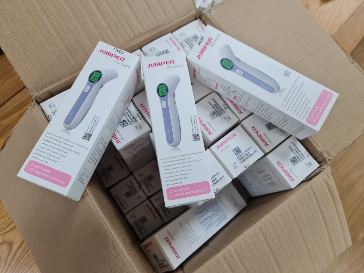 Combo máy đo nồng độ oxy trong máu SPO2 và nhịp tim JPD-500E và Nhiệt kế hồng ngoại không tiếp xúc Jumper JPD-FR202