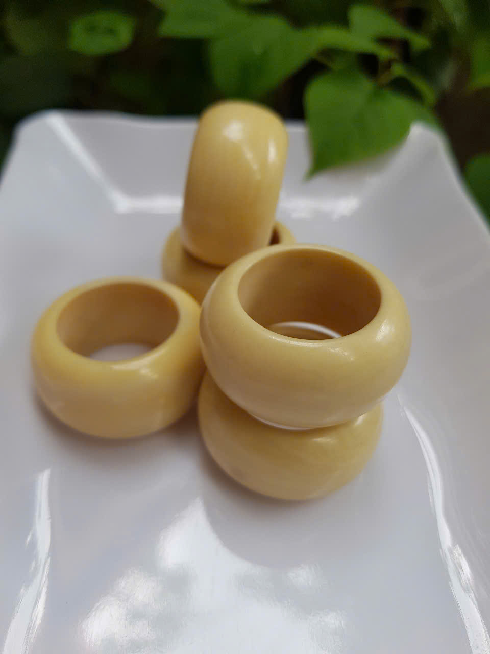 Nhẫn Nam Giả Ngà hay Xương Mỹ Nghệ màu trắng Ni 20mm Cao 16mm Dầy 5mm Dành Cho Các Anh Nam đeo nhẫn ngón tay cái hay bất kỳ ngón tay nào ni lọt vừa tay là 20mm rẻ vẫn đẹp như thường ạ