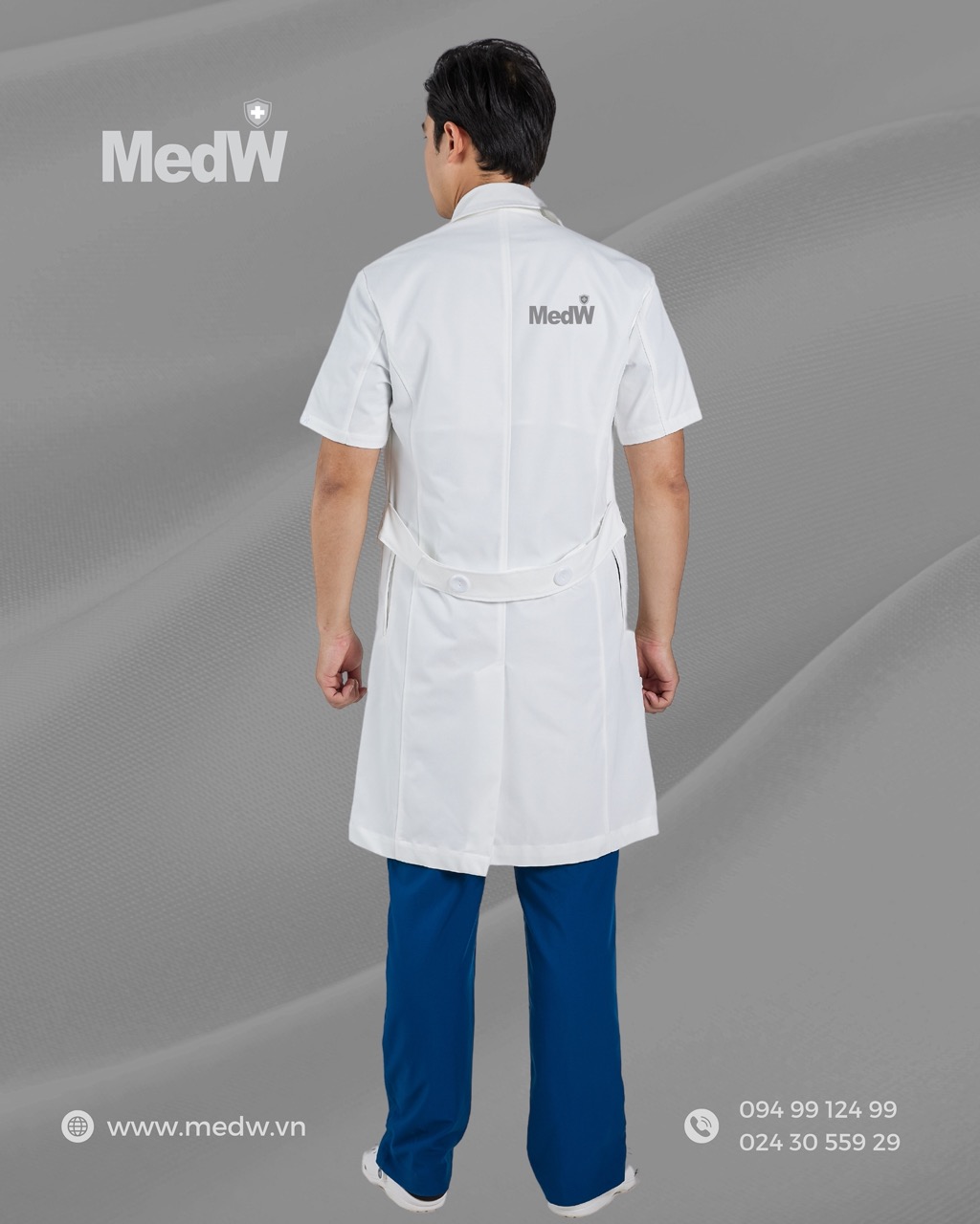 MedW Zeus Lab Coat (Nam Tay Ngắn ) Áo Blouses Bác sĩ  Bộ Trang Phục Y Tế Bác Sĩ, Điều Dưỡng Thiết Kế Pháp Cách Tân Trang Trọng Thẩm Mỹ, Vật Liệu Y Tế Cotton Nhật Nhập Khẩu Chuyên Biệt Không Bám Dính, Xếp Ly Giữ Dáng Suông