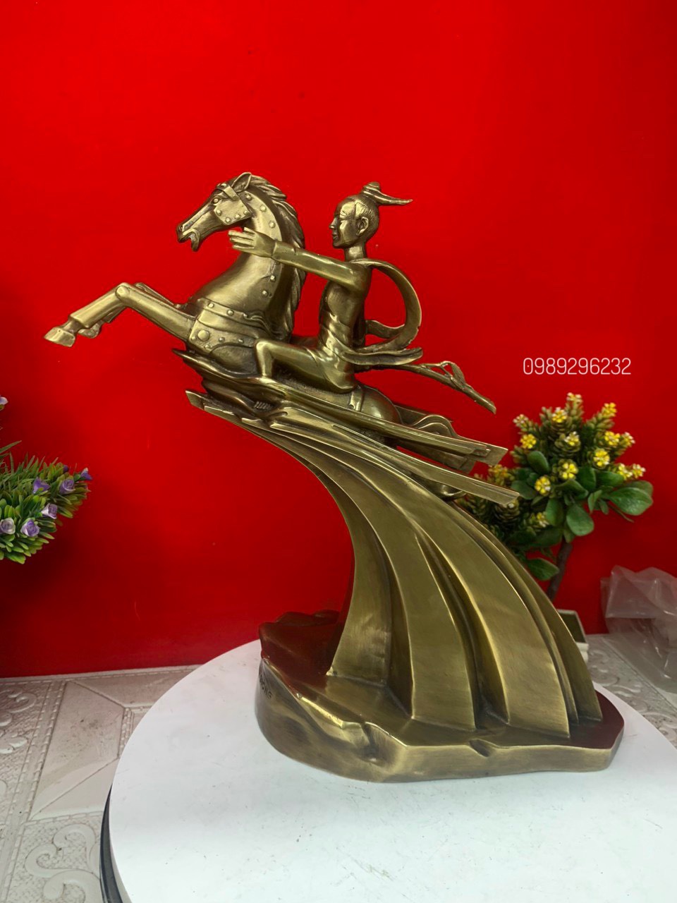 Tượng Thánh Gióng đúc bằng đồng vàng màu nâu