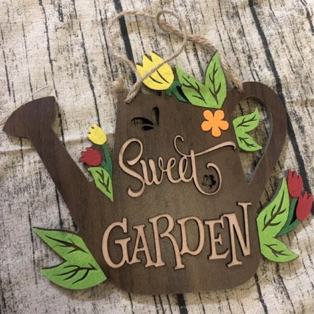 Bảng gỗ trang trí vườn cây sân thượng vườn cây ban công hình bình tưới nước chữ Sweet garden