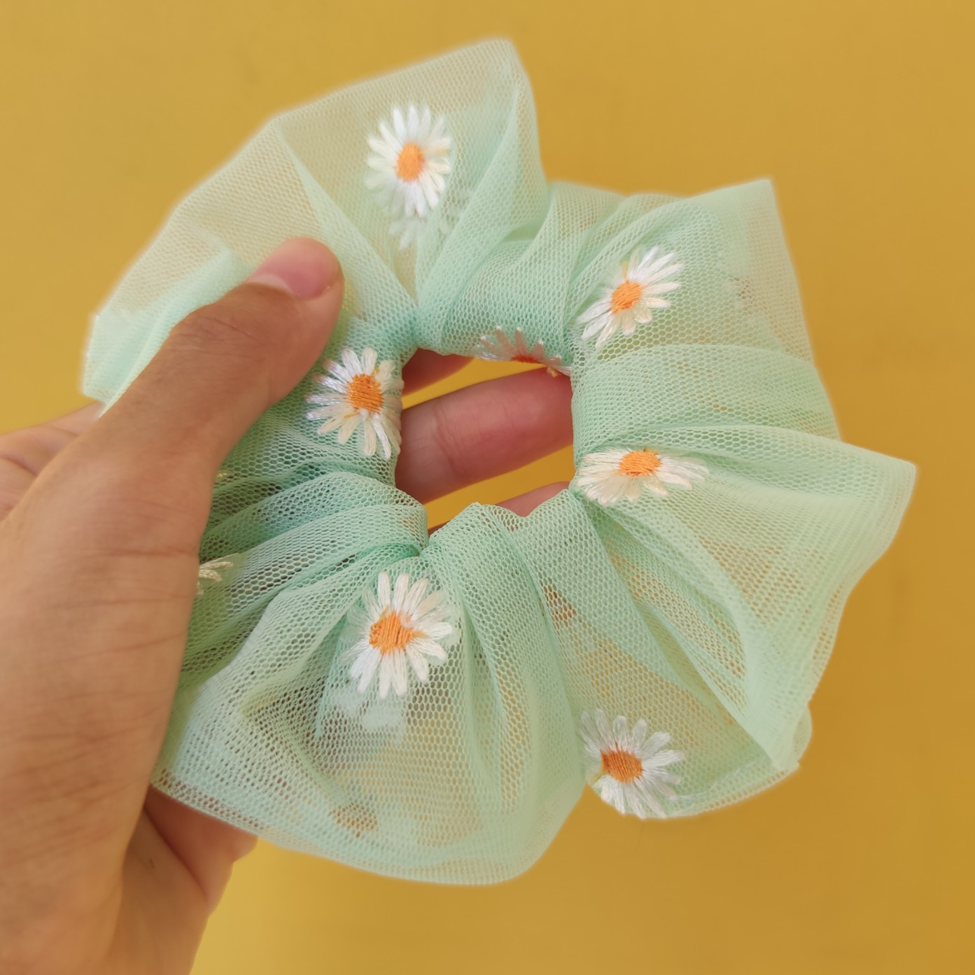 Scrunchies hoa cúc - Dây cột tóc lưới hoạ tiết hoa cúc thêu