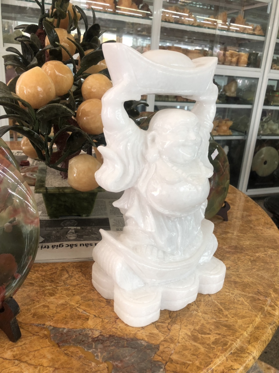 Tượng Phật Di Lặc đứng đỡ thỏi ngân lượng đá trắng - Cao 30 cm