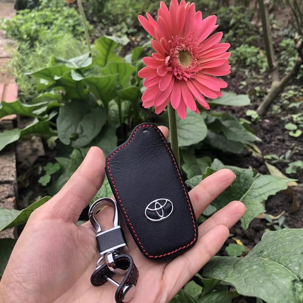 Bao da, ốp móc chìa khóa TOYOTA Corolla Cross cam kết da thật siêu bền, có logo kim loại nổi