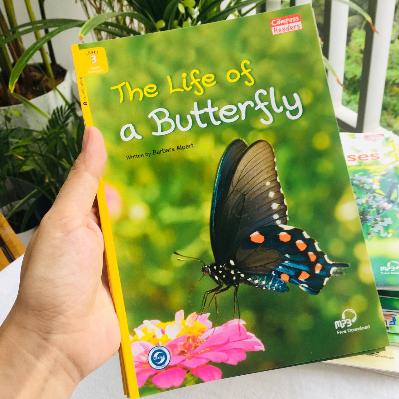 The Life of the Butterfly - Leveled Reader with Downloadable Audio Free - Sách chuẩn nhập khẩu từ NXB Compass