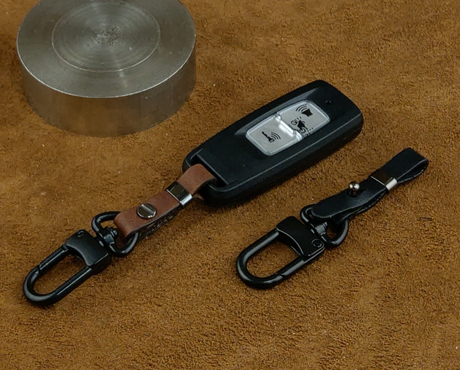 Móc khóa gắn vào chìa khóa xe ô tô Mazda / Toyota / Vinfast / Honda / Ford /  Mercedes da bò thật - hàng chính hãng