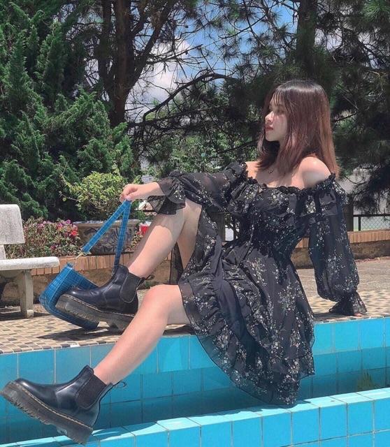 Đầm bẹt vai hoa tay dài, trễ vai phối bèo