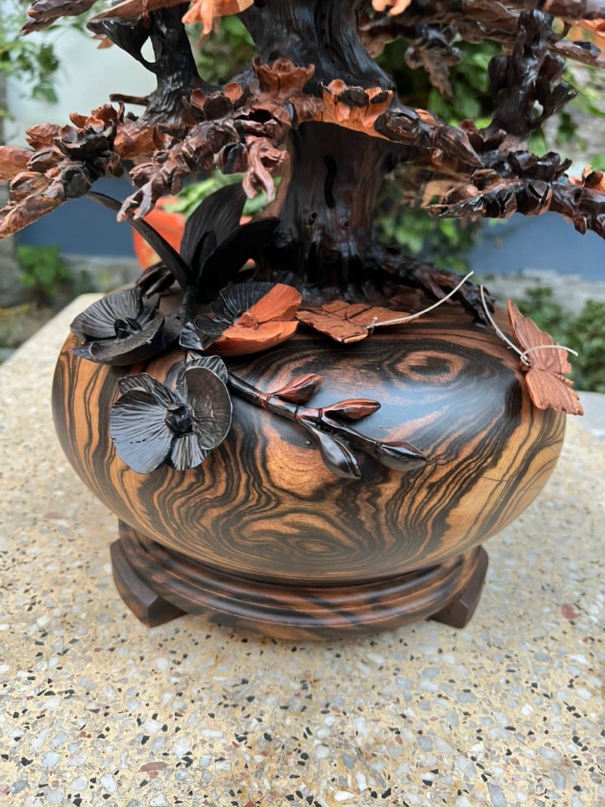 Bình hoa mai lan phong thủy trang trí phòng khách đẹp long lanh bằng gỗ mun hoa kt cao 60×30cm