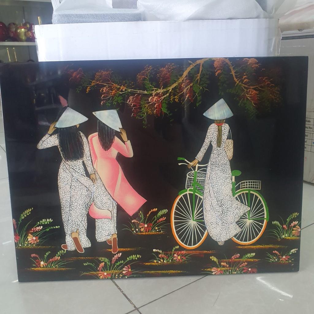 Tranh sơn mài cô gái áo dài Việt Nam cẩn trứng chìm cao cấp Thanh Bình Lê size 30x40 cm