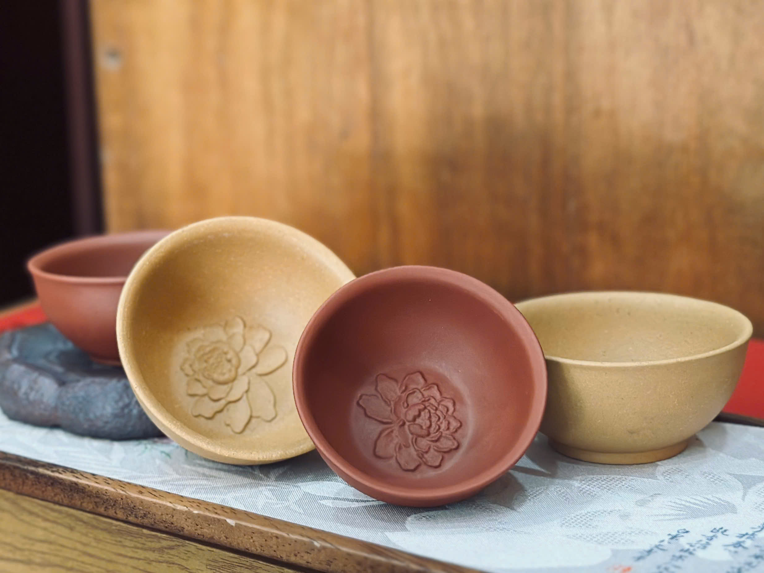 CHÉN TỬ SA KHẮC NỔI HOA SEN DƯỚI ĐÁY - DUNG TÍCH 45 ML - YIXING CUP