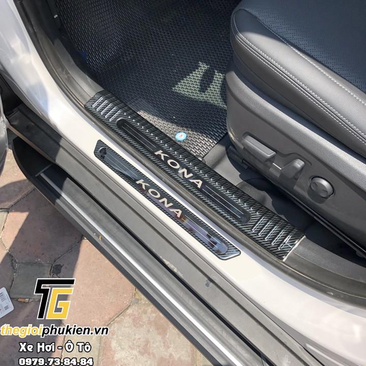 COMBO Nẹp bước chân và ốp chống trầy cốp Hyundai Kona vân Carbon