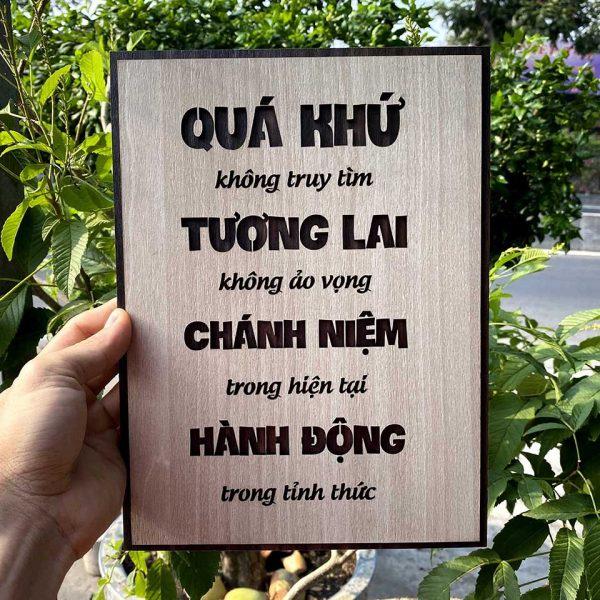 Tranh gỗ decor truyền cảm hứng &quot;Quá khứ không truy tìm - Hành động trong tỉnh thức