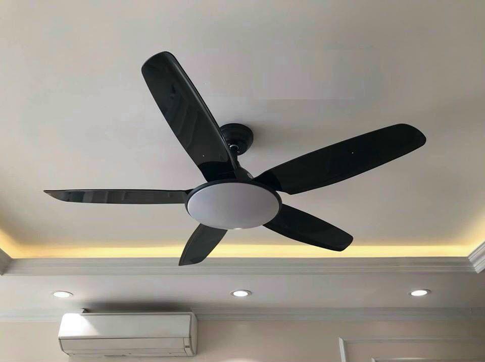 Quạt trần có đèn LED, có điều khiển từ xa, Động cơ ĐC 2 chiều tiết kiệm điện, 6 cấp gió mát nên rất phù hợp với Việt Nam