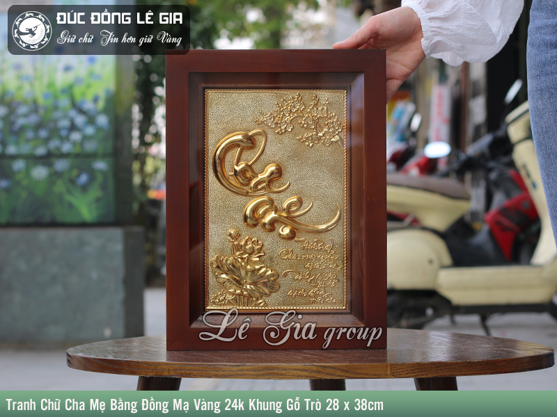 Tranh Chữ Cha Mẹ Bằng Đồng Mạ Vàng 24k Khung Gỗ 28 x 38cm