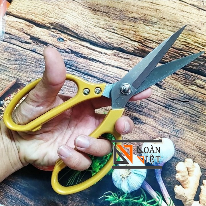 Kéo Thép SK5 Nội Địa Nhật CÁN MÀU VÀNG Kéo LỚN 23cm - Kéo được sản xuất bởi thép SK5 với công nghệ Nhật tạo nên Lưỡi Kéo SIÊU BÉN, Cán to đầm tay. Dụng cụ nhà bếp ĐA NĂNG sử dụng tiện lợi cho gia đình