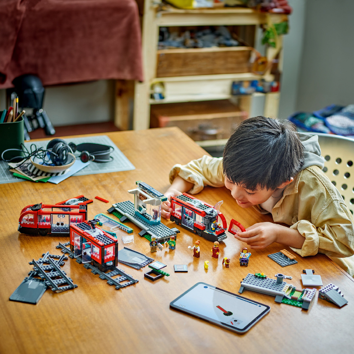LEGO CITY 60423 Đồ Chơi Lắp Ráp Tàu Điện &amp; Nhà Ga Thành Phố (811 Chi Tiết)