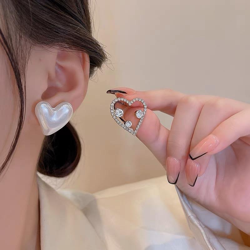 Hoa tai trái tim đính đá phong cách hàn quốc - Arora boutique