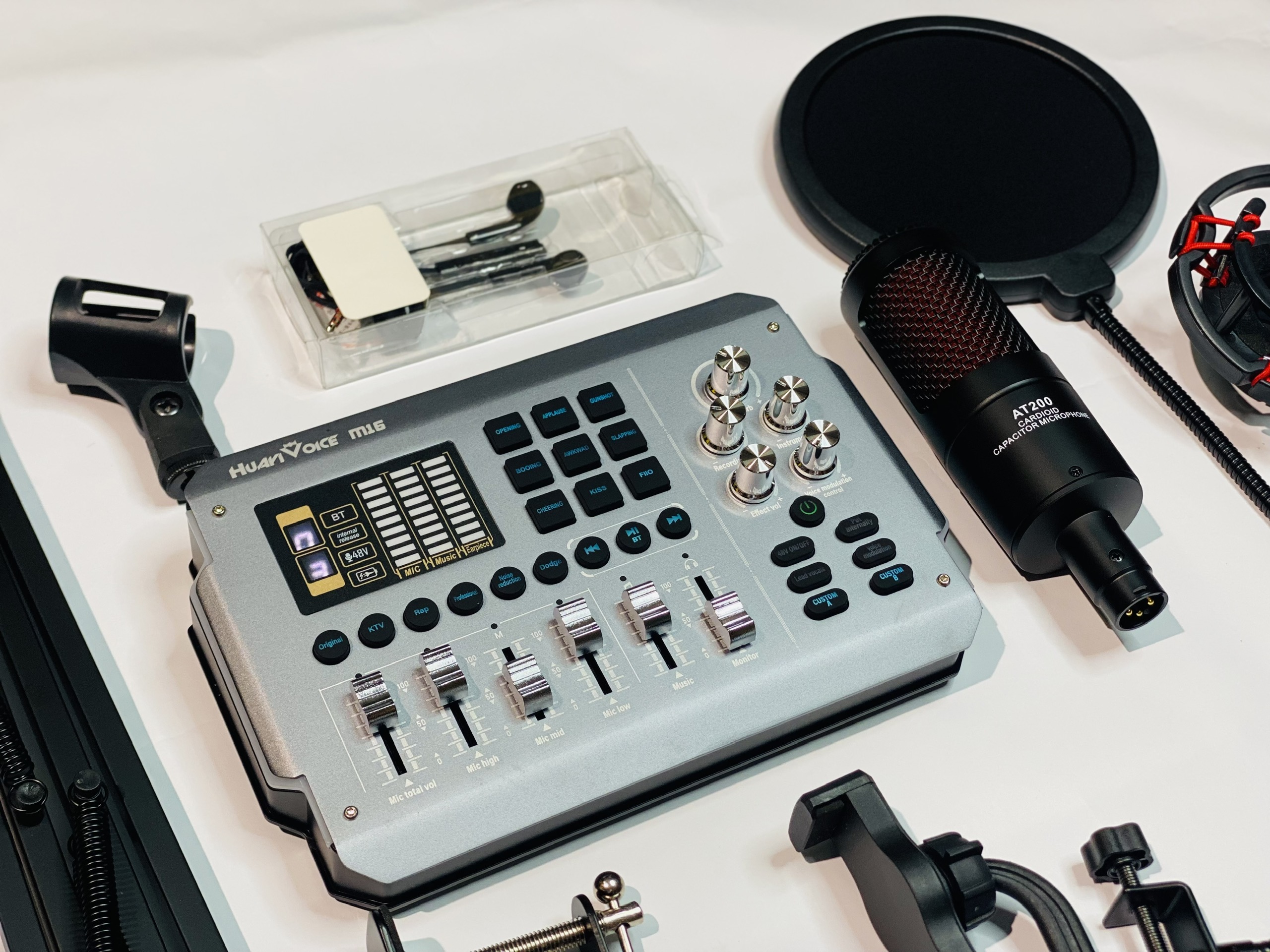 Combo Xịn Xò Sound Card M16 Và Micro  AT200 Thu Âm Livestream Karaoke Chuẩn Phòng Thu Giá Rẻ Dễ Dùng Tiện Lợi, Hàng Nhập Khẩu
