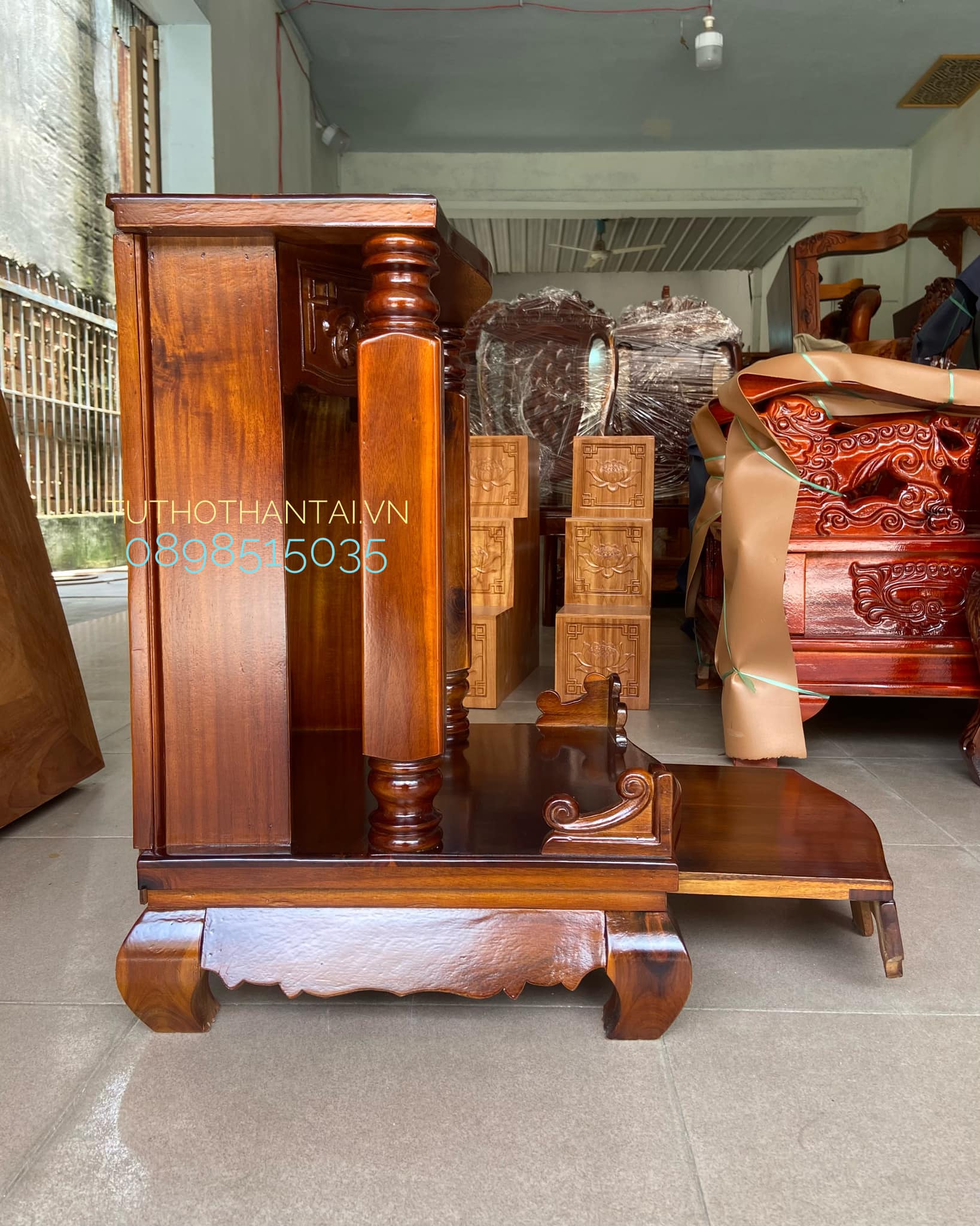 Bàn thờ thần tài gỗ Tràm cột vuông 48CM X 68CM