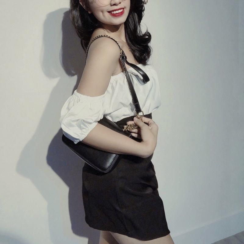 Set áo trễ vai chân váy vạt chéo, Ảnh chụp bởi Merr clothing