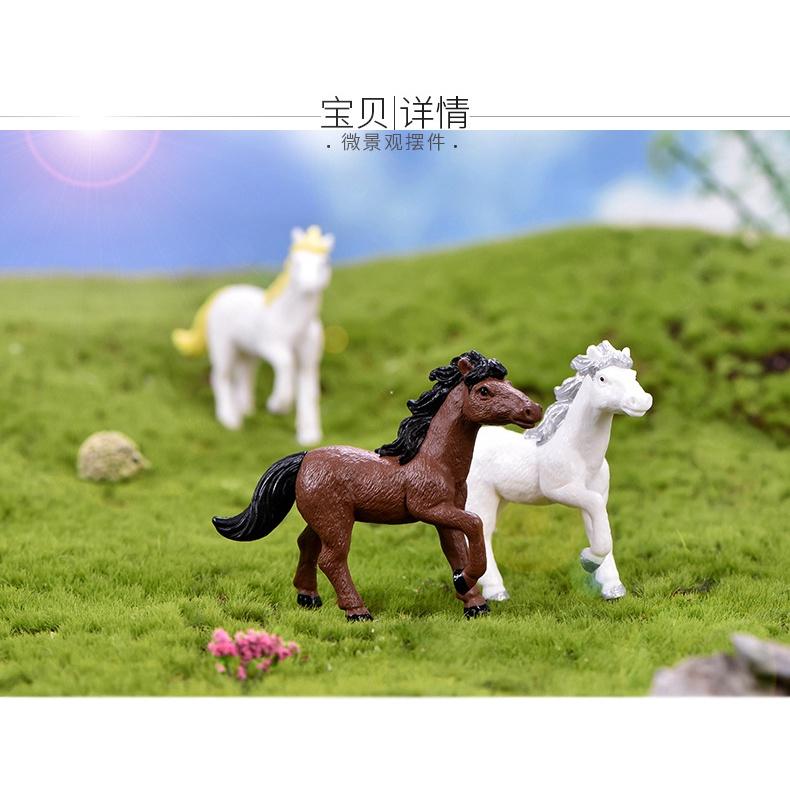 Mô hình ngựa trang trí, ngựa dạo chơi trên đồng cỏ trang trí tiểu cảnh sen đá, sân vườn, terrarium