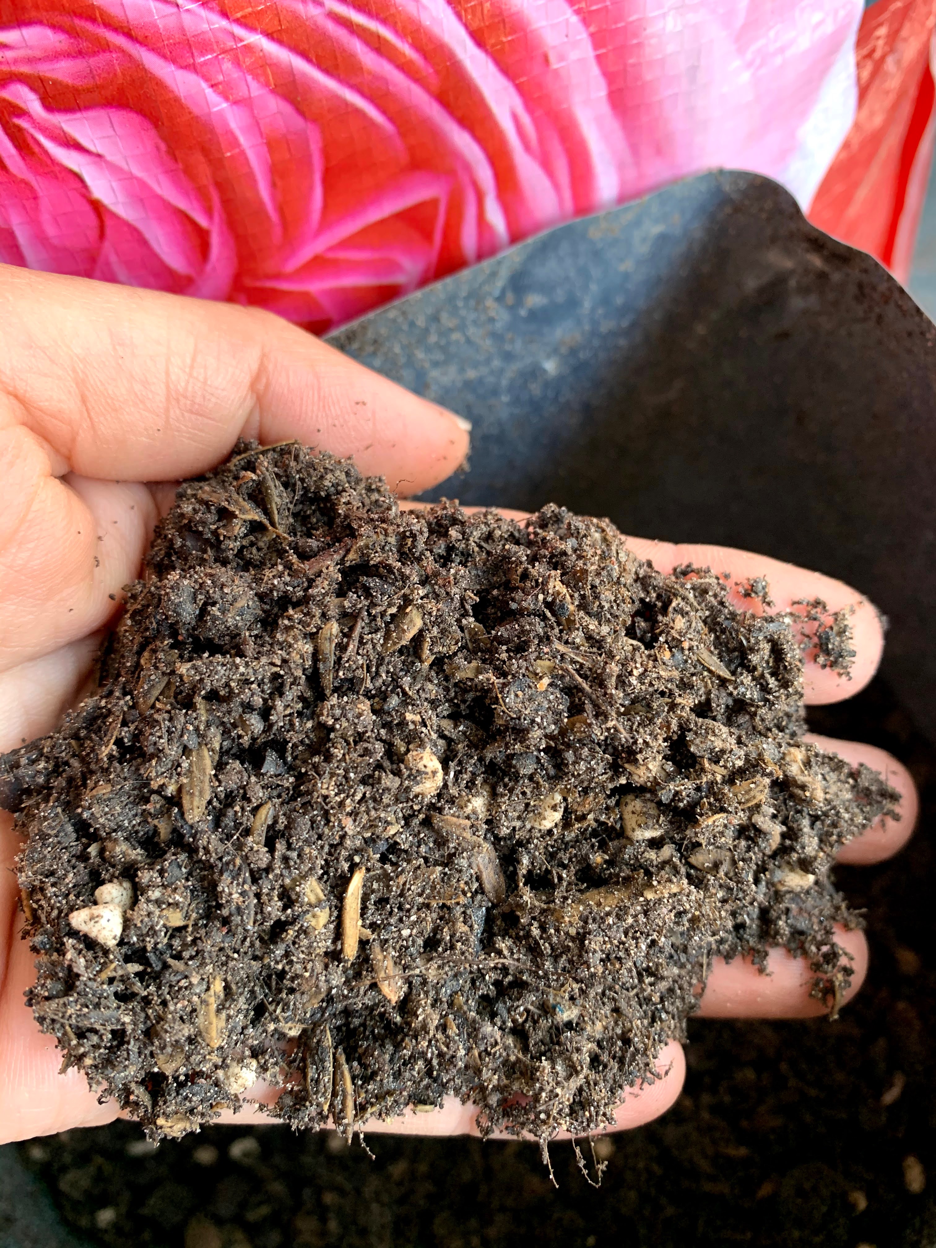 Đất trộn sẵn chuyên trồng kiểng lá Monstera, anthurium,melano, pertusam...gói 6,5dm3 nặng ~1,8-2,2kg/gói