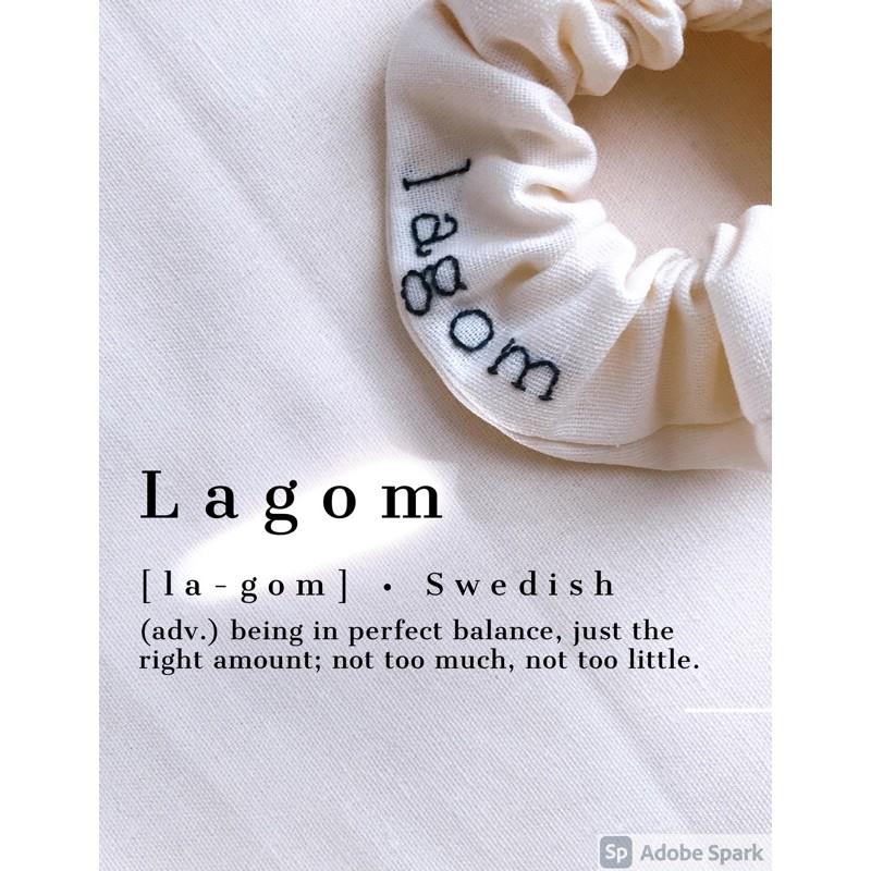 Scrunchies thêu chữ tối giản
