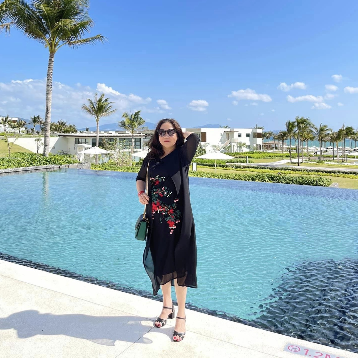 Đầm suông trung niên iDiva D14-05; chất liệu lụa thêu cao cấp, bigsize phù hợp u50 dự tiệc sang trọng