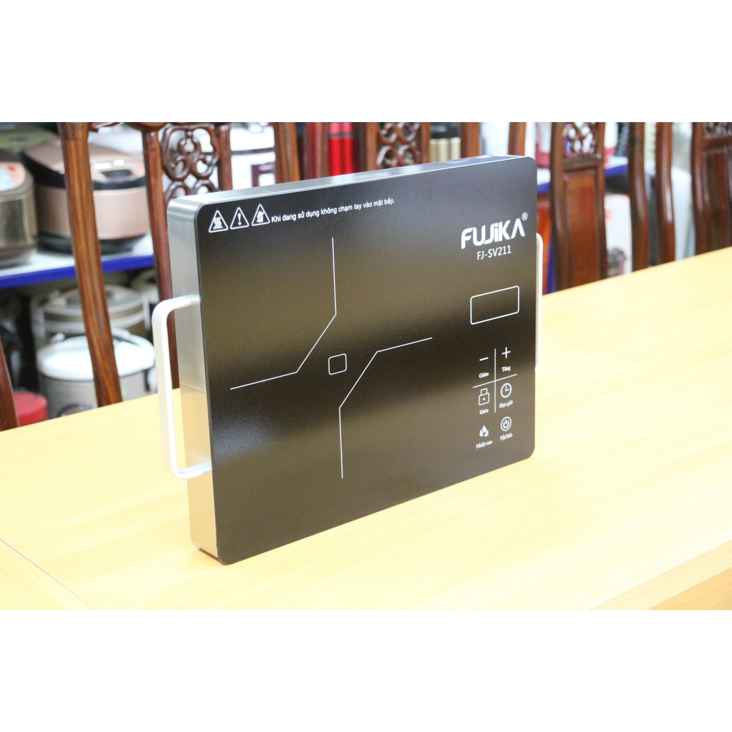 Bếp hồng ngoại Fujika, công suất 2000W, mặt kiếng cường lực-Hàng chính hãng