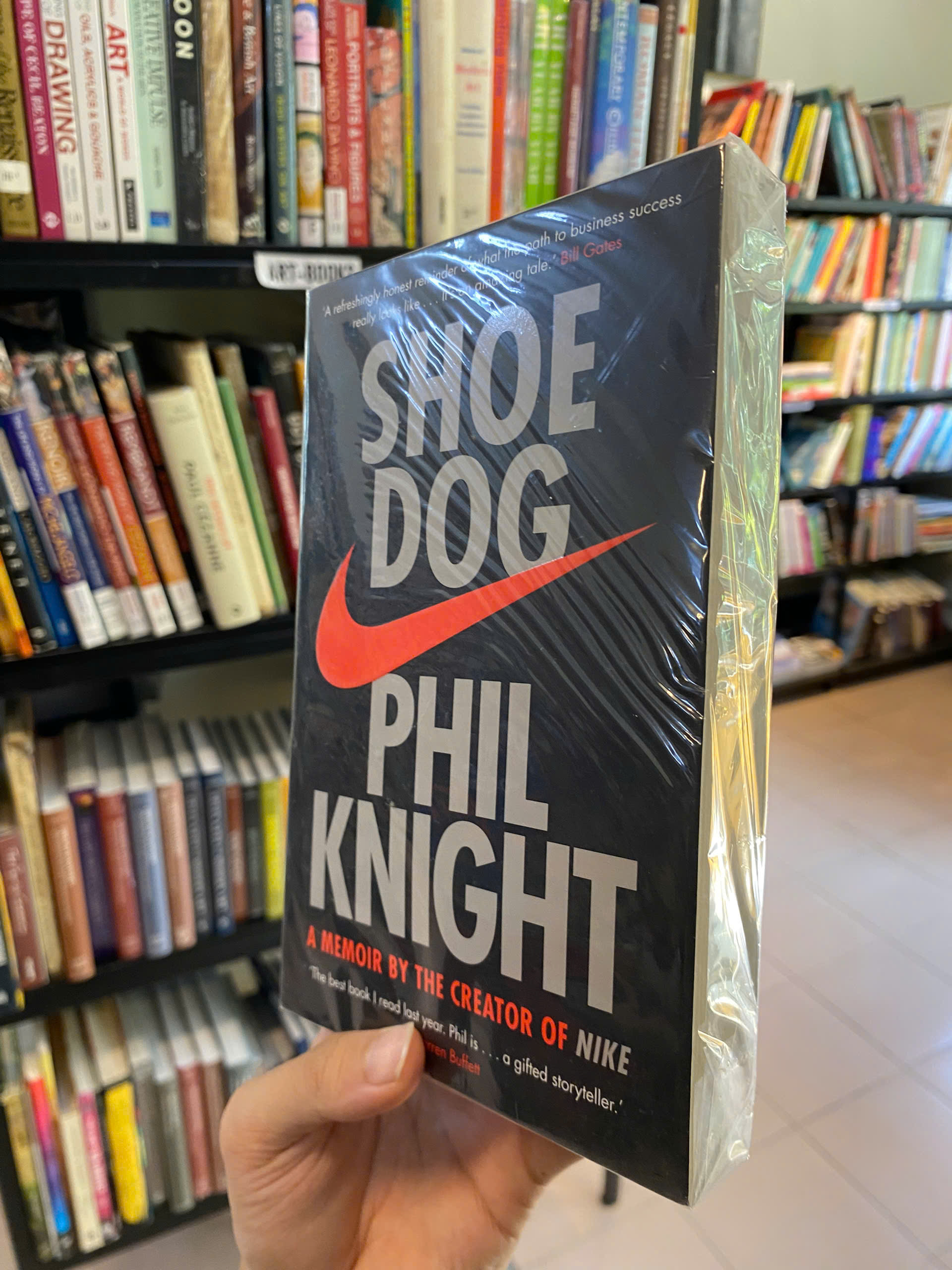 Sách - Shoe Dog: A Memoir by the Creator of Nike - Phil Knight | Business / Memoir / Nonfiction