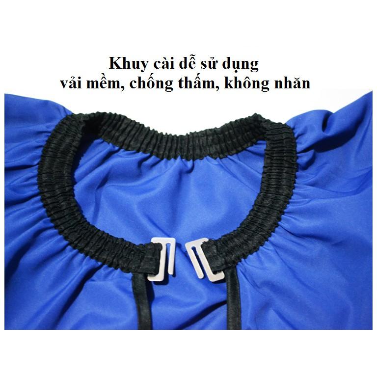 Áo choàng cắt tóc xem điện thoại