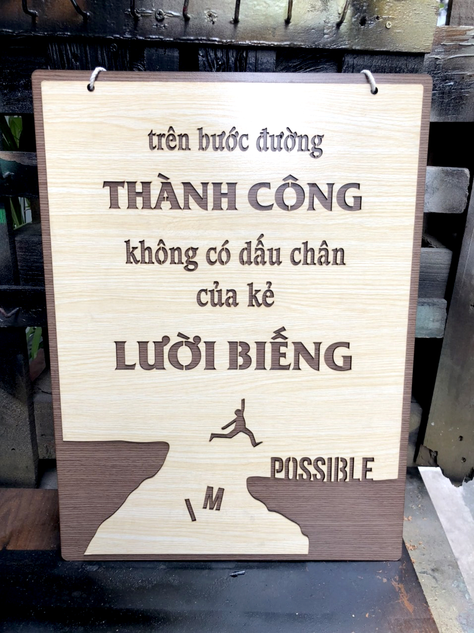 Tranh tạo động lực Gỗ – TRÊN BƯỚC ĐƯỜNG THÀNH CÔNG – KHÔNG CÓ DẤU CHÂN CỦA KẺ LƯỜI BIẾNG - MS07